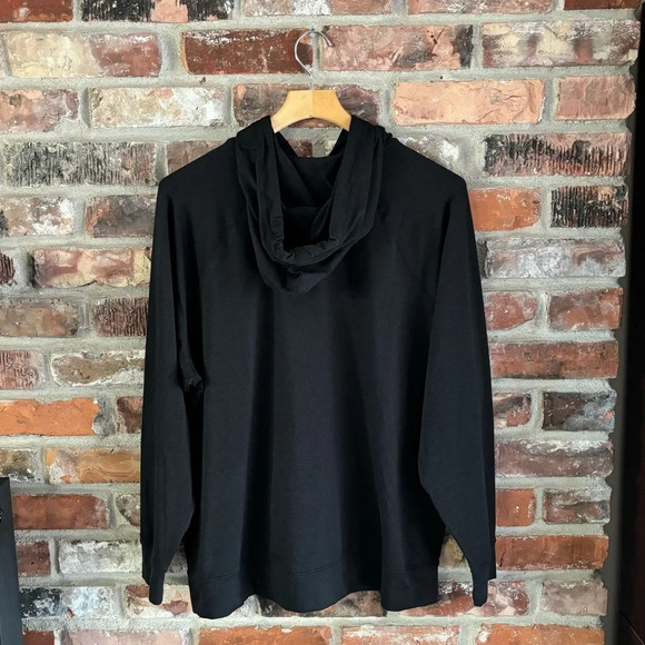 Vuori Halo Oversized DreamKnit Hoodie in Black Heather - Picture 4 of 9